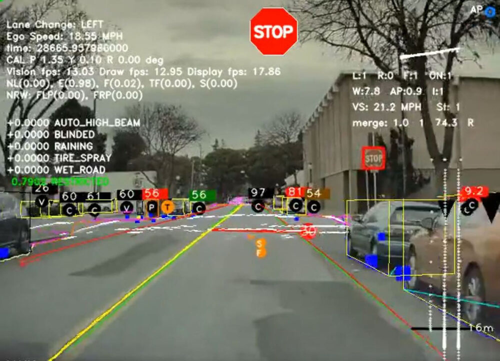 テスラ社の自動運転車両がカメラ映像で情報識別している画像